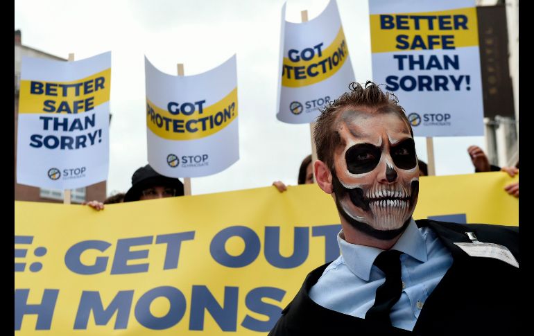 Un hombre con maquillaje de esqueleto participa en una protesta de ecologistas en Bruselas, Bélgica, en demanda de que la Unión Europea no acuerde la renovación de la licencia para el uso del glifosato por 10 años más. AFP/J. Thys