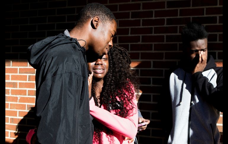 Jaylen Hamilton, Kyana Manning y LeVonte Abbott, estudiantes de la Universidad Estatal de Grambling, lloran cerca del sitio donde un atacante mató a balazos a un estudiante y a su amigo esta madrugada en Grambling, Luisiana. AP/The News-Star/H. Baldwin