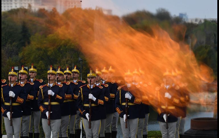 Militares participan en una celebración del Día de las Fuerzas Armadas rumanas junto al monumento al soldado desconocido en Bucarest. AFP/D. Mihaiescu