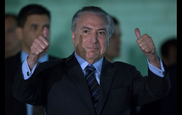 Temer saluda a la prensa tras ser dado de alta luego del hospital al que entró