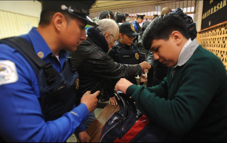 El martes se realizó una revisión en las mochilas de los alumnos, sin que se hallara algo irregular. EFE / ARCHIVO