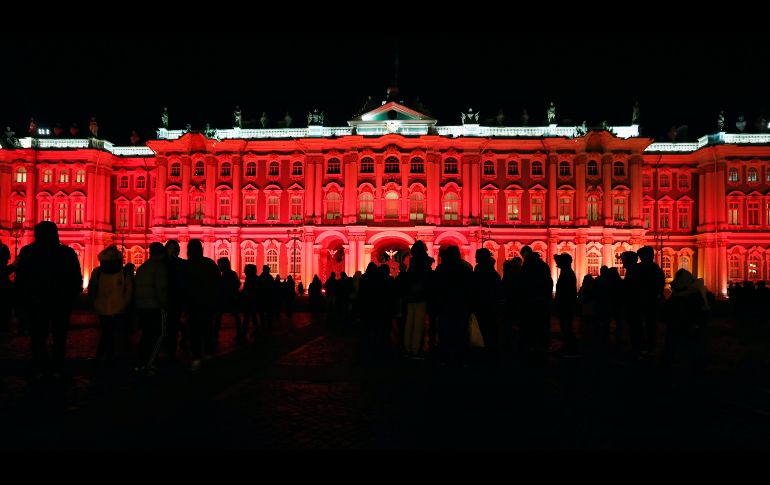 El Museo Estatal Hermitage se iluminaen rojo para el próximo centenario de la revolución bolchevique en San Petersburgo, Rusia. EFE/A. Maltsev