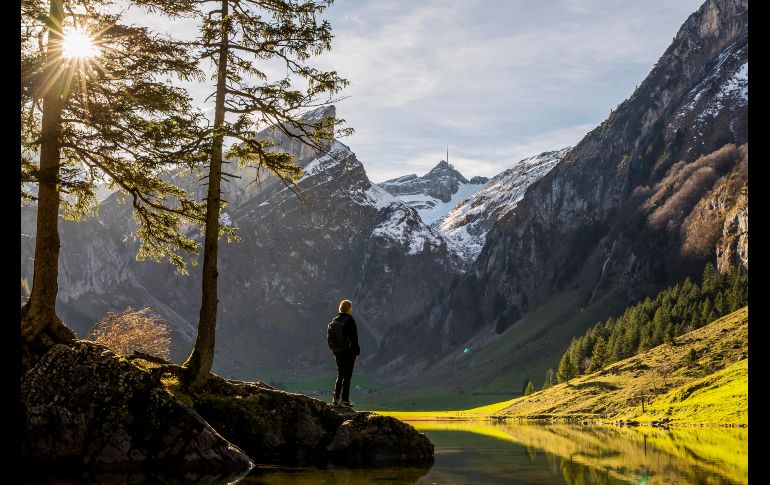 Un excursionista disfruta de la vista de la montaña Saentis en el lago Seealpsee, en Suiza. EFE/C. Merz