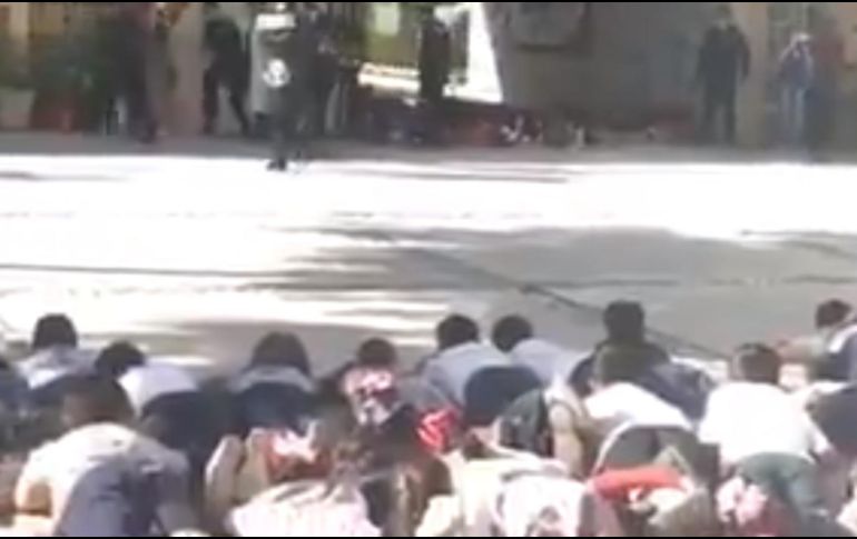 La instrucción consistió básicamente en que los niños se tiraran al piso y se mantuvieran boca abajo. TWITTER / @RuidoEnLaRed