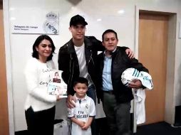En imágenes compartidas en redes sociales, se ve al jugador del Real Madrid posar con los integrantes de la familia. TWITTER/@RodolfoLanderos
