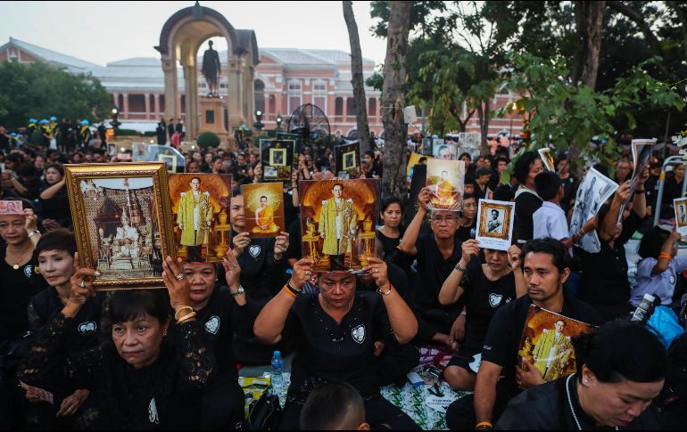 Unas 200 mil personas se congregaron en la espera del trayecto del convoy funerario. EFE / D. Azubel