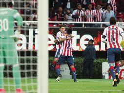 Hedgardo Marín (#5) carga a Eduardo López en la celebración del gol que ponía en ventaja al Rebaño. MEXSPORT