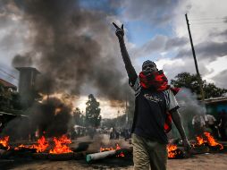 Un seguidor del partido opositor NASA reacciona ante una barricada formada para bloquear el acceso a vehículos que portan material electoral. EFE/D. Kurokawa