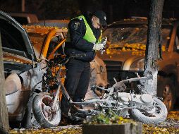 Un policía examina el sitio donde sucedió la explosión. EFE/S. Franko