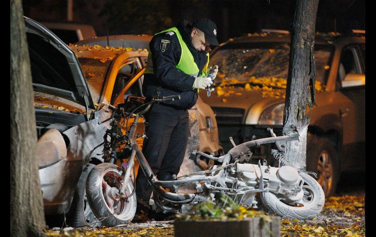 Un policía examina el sitio donde sucedió la explosión. EFE/S. Franko