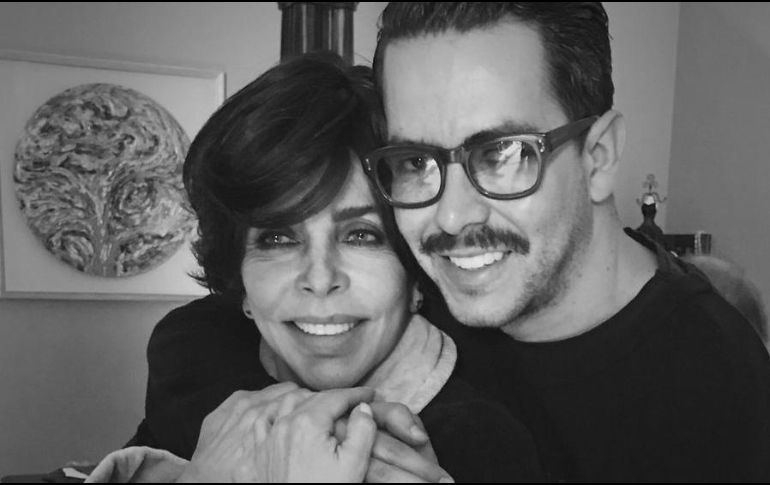 Manolo Caro, junto a Verónica Castro; una de las protagonistas de la serie 