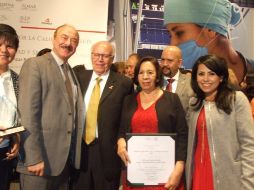 Jorge Sánchez (centro izquierda), director general de Salud Pública; Guadalupe Becerra (central derecha), directora del CETS e Hilda Márquez (derecha), directora de Calidad en Salud son las personas que asisten a la ceremonia. TWITTER / @saludjalisco