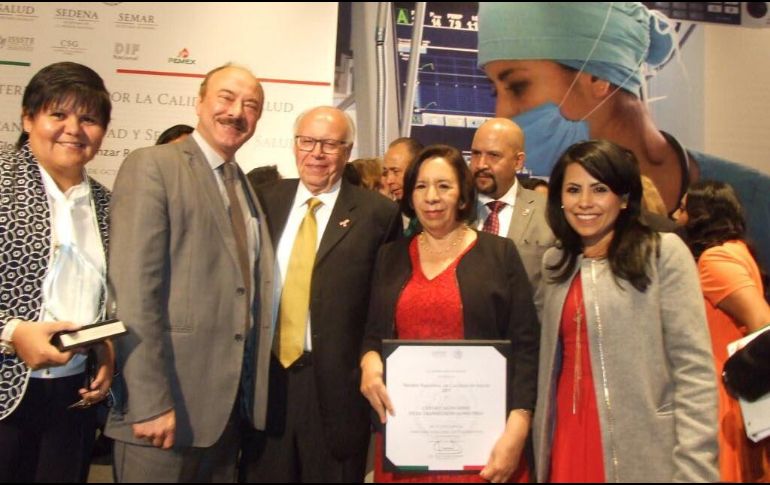 Jorge Sánchez (centro izquierda), director general de Salud Pública; Guadalupe Becerra (central derecha), directora del CETS e Hilda Márquez (derecha), directora de Calidad en Salud son las personas que asisten a la ceremonia. TWITTER / @saludjalisco