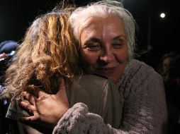 Idil Eser, líder de AI en Turquía, sonríe luego de ser liberada después de más de tres meses en prisión. EFE