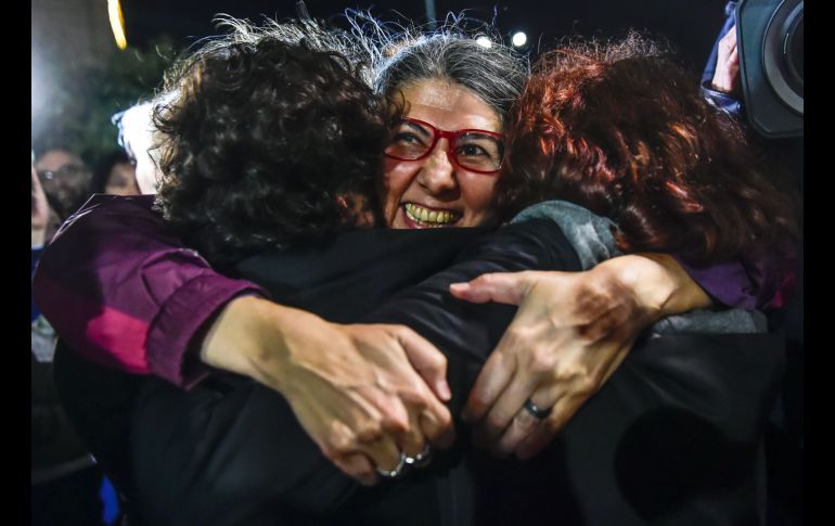 Ozlem Dalkiran (c), de la Asamblea de los Ciudadanos, se ve tras su liberación de prisión en Estambul, Turquía. Ocho activistas por de derechos humanos quedaron libres tras haber sido acusados de pertenecer o ayudar a grupos terroristas. AFP/Y. Akgul