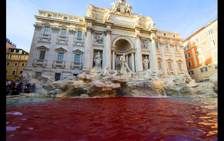 Vista de la Fuente de Trevi después de que Graziano Cecchini, autoproclamado artista, vertiera pintura roja en la fuente en Roma, Italia. Cecchini fue detenido por la policía. EFE/ M.Percossi