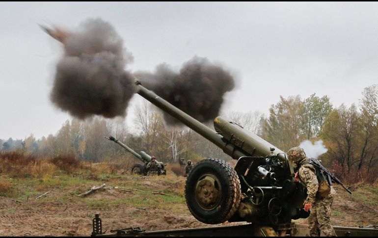 El Ejército ucraniano acciona un 122-mm hotwitzer D-30, durante ejercicios militares en el campo de tiro Devichki. EFE/S.Dolzhenko