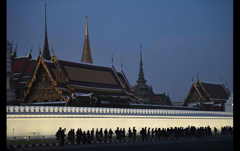 Asistentes al funeral. Bhumibol, que reinó con el título de Rama IX, falleció a los 88 años y tras siete décadas en el trono, lo que le convertía en el decano de los jefes de Estado del mundo.