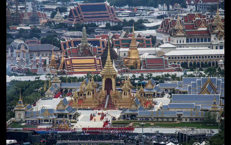 La carroza real (abajo izq) llega al monumento funerario en la plaza Sanam Luang, cerca del Gran Palacio Real.