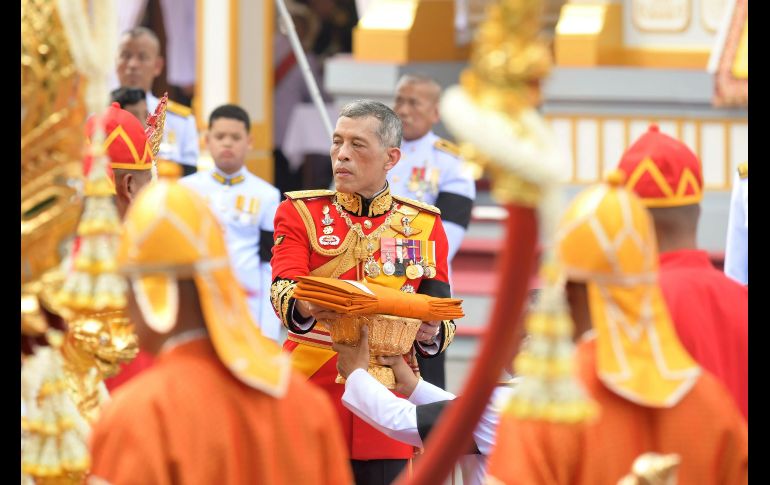 Por la mañana, la procesión dirigida por el nuevo rey, Maha Vajiralongkorn (c), trasladó la urna real hasta el monumental crematorio.