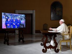 Francisco cuestionó a los astronautas con preguntas tan simples como qué les gusta hacer en el espacio, qué les sorprendía más y qué los inspiró a ser astronautas. EFE / Osservatore Romano