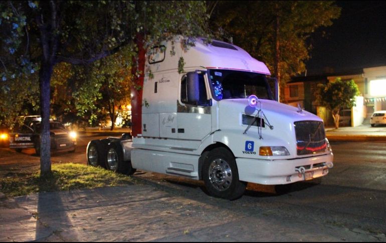 El tracto camión fue localizado en los cruces de Mariano Otero y Copérnico, en la colonia Paseos del Sol. ESPECIAL