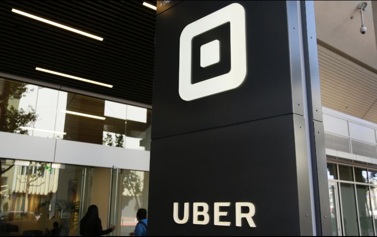 Dentro de los cambios se incluye la obligación de que los automóviles que presten el servicio cuenten con un holograma que los identifique. AP / ARCHIVO