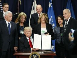 ''Hemos hablado de esto desde el comienzo'', indica el mandatario al firmar la orden. AP / P. Martínez