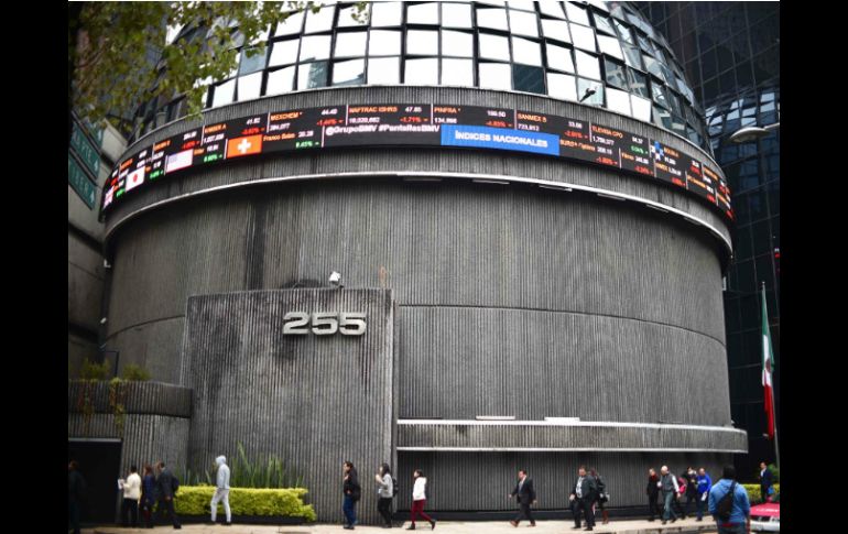El mercado accionario local opera un volumen de 488 mil 639 títulos, por un importe económico de 21.6 millones de pesos. AFP / ARCHIVO