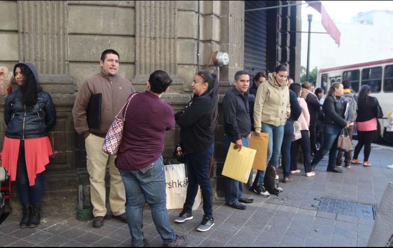 Tan sólo el miércoles pasado 700 profesionistas se formaron, desde la madrugada, para obtener su cédula estatal. EL INFORMADOR / E. Barrera