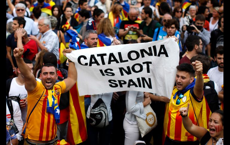 Los habitantes de Cataluña de inmediato reaccionaron con mensajes separatistas e incluso desaparecieron bandera de España de los edificios públicos. AP / E. Morenatti