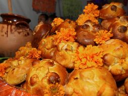 En México, en estas festividades se honra a los difuntos en una tradición ancestral y enormemente popular en la que no faltan los altares de muertos adornados con este pan autóctono. EL INFORMADOR / ARCHIVO
