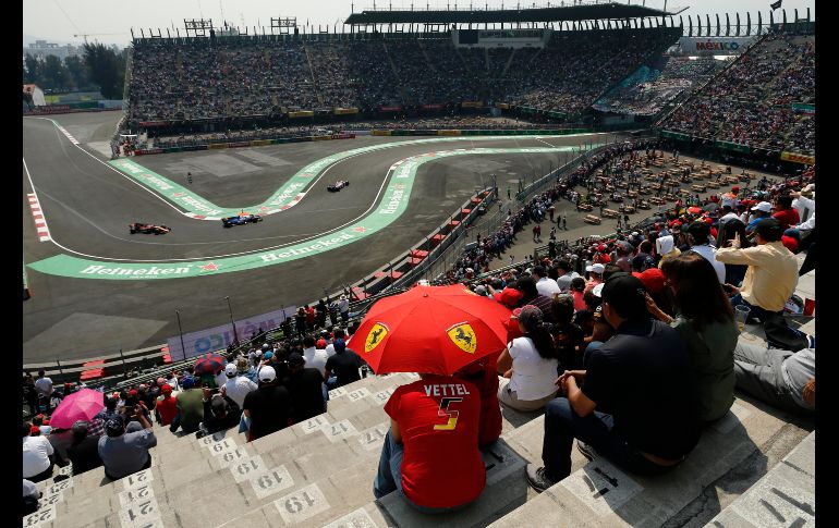 En el primer día de actividades en pista, los aficionados más entusiastas ya hicieron acto de presencia en la tribuna. EFE / J. Méndez