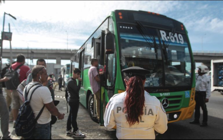 Los proyectiles que lanzan a los camiones en ocasiones son desde  ladrillos, piedras, huevos, entre otros. EL INFORMADOR / ARCHIVO
