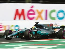 El británico Lewis Hamilton en su Mercedes, ayer en las primeras sesiones del Gran Premio de México en el Autódromo Hermanos Rodríguez. AFP