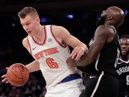 Anotación. Kristaps Porzingis (#6) marca 30 puntos y lidera la primera victoria de los Knicks. AP/J. Jacobson