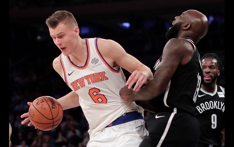 Anotación. Kristaps Porzingis (#6) marca 30 puntos y lidera la primera victoria de los Knicks. AP/J. Jacobson