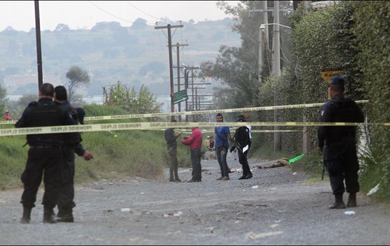 La mujer decidió bajar de su vehículo para evitar un accidente. EL INFORMADOR/ ARCHIVO