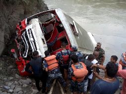 Autoridades refieren que no estaba claro cuantas personas iban a bordo del autobús. AFP/ H. Singh