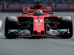 Al registrar una vuelta rápida de 1:16.488 en la Q3, Vettel estableció una nueva marca para la pista, previa al Gran Premio de México, y sumó así la ''pole'' número 50 de su carrera en la F1. AFP / A. Estrella
