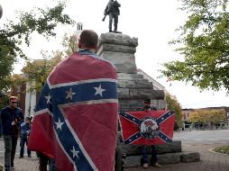 Portando banderas confederadas, los supremacistas denunciaron el supuesto 