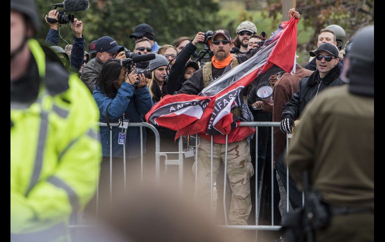 Portando banderas confederadas, los supremacistas denunciaron el supuesto 