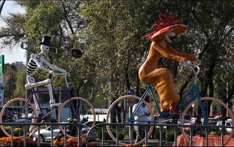 Ánimas de cartón colocadas en Insurgentes y Reforma. SUN / A. Romero