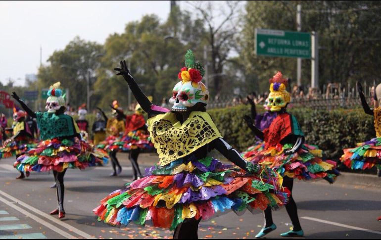Catrinas, carros alegóricos y calaveras protagonizan el evento. TWITTER / @ManceraMiguelMX