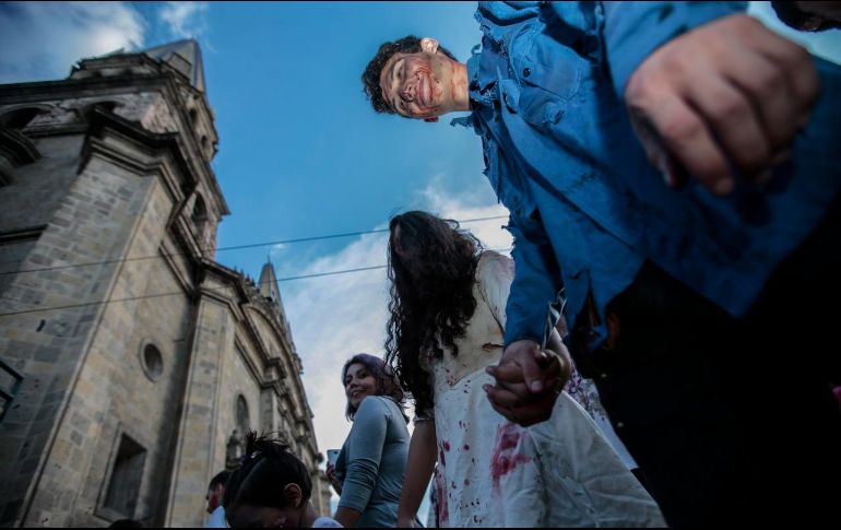 Las parejas zombies no podían faltar en el recorrido. EL INFORMADOR/F. Atilano