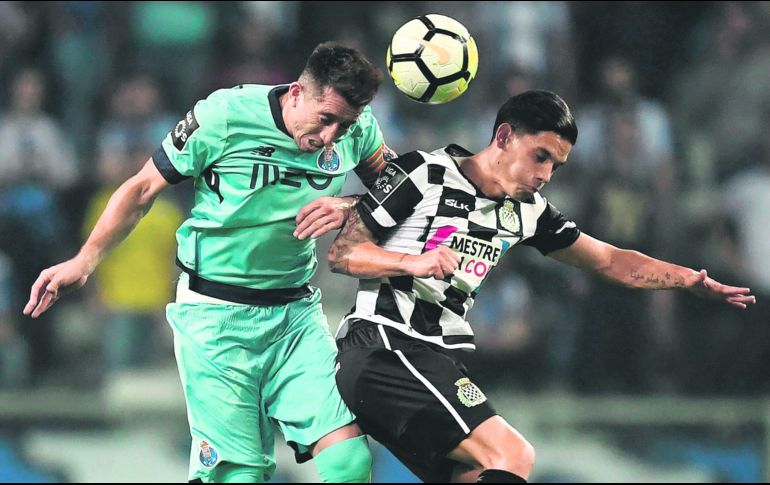 Participativo. El mexicano Héctor Herrera (izquierda) contribuyó para que el Porto venciera al Boavista. AFP