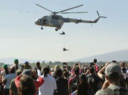Abarrotado. La gente aplaudió emocionada cada una de las demostraciones aéreas. ESPECIAL