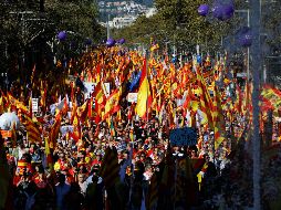 En el recorrido se ven numerosas banderas españolas, pero también catalanas y europeas, y hay cánticos de 