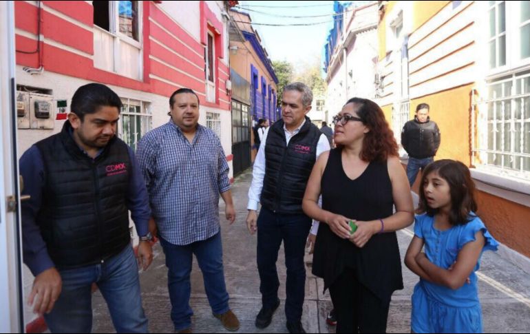Durante el recorrido, el mandatario capitalino estuvo acompañado del representante de la ADI, Enrique Téllez. TWITTER / @ManceraMiguelMX