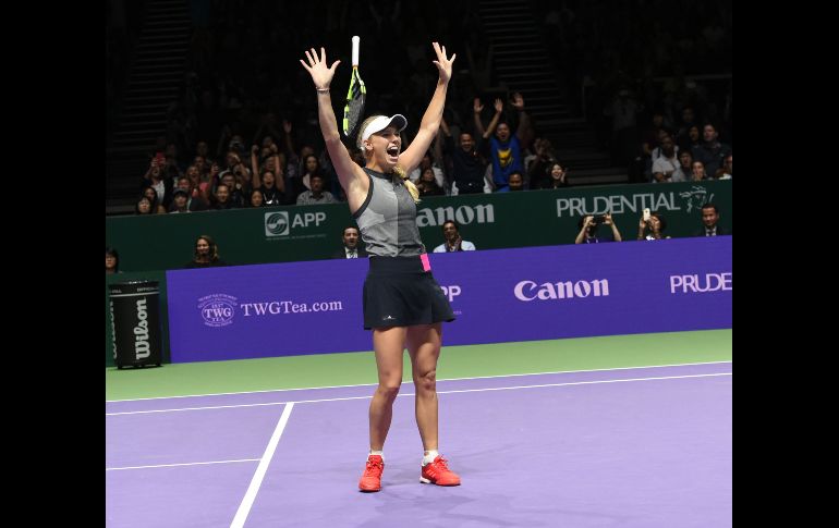 La danesa Caroline Wozniacki reacciona tras ganar a la estadounidense Venus Williams en la final del torneo de Singapur. AFP/R. Rahman